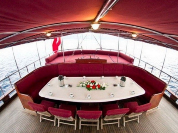 8 kabinli Çelik Es D Gulet ile Fethiye ve Marmaris çıkışlı lüks mavi yolculuk. Konforlu yat kiralama fırsatı.