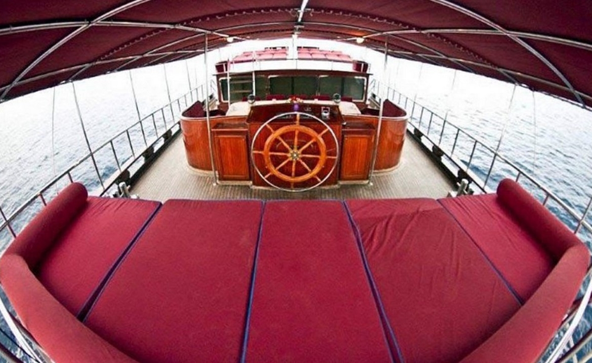 8 kabinli Çelik Es D Gulet ile Fethiye ve Marmaris çıkışlı lüks mavi yolculuk. Konforlu yat kiralama fırsatı.