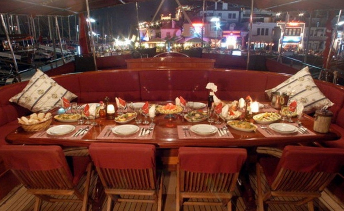 8 kabinli Çelik Es D Gulet ile Fethiye ve Marmaris çıkışlı lüks mavi yolculuk. Konforlu yat kiralama fırsatı.