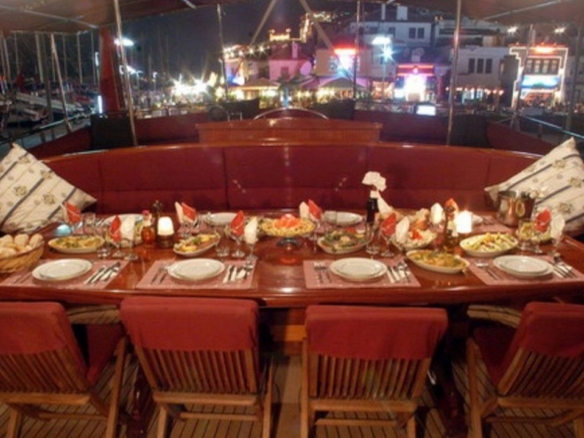 8 kabinli Çelik Es D Gulet ile Fethiye ve Marmaris çıkışlı lüks mavi yolculuk. Konforlu yat kiralama fırsatı.