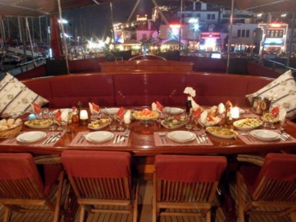 8 kabinli Çelik Es D Gulet ile Fethiye ve Marmaris çıkışlı lüks mavi yolculuk. Konforlu yat kiralama fırsatı.