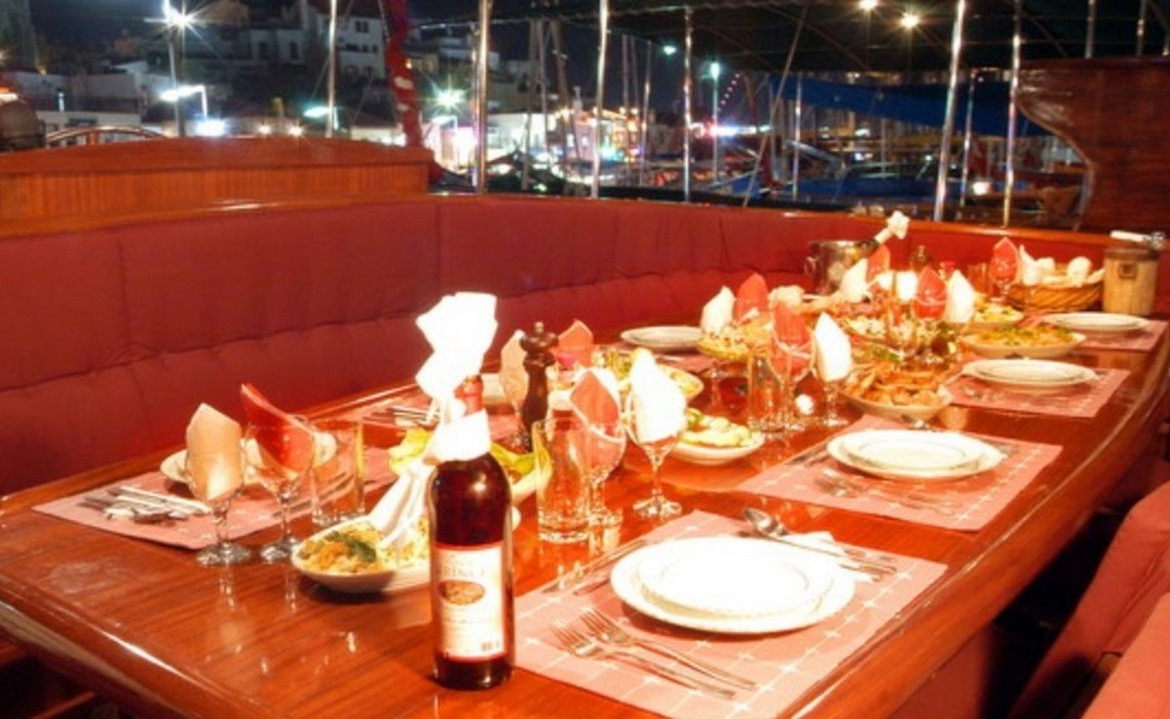 8 kabinli Çelik Es D Gulet ile Fethiye ve Marmaris çıkışlı lüks mavi yolculuk. Konforlu yat kiralama fırsatı.