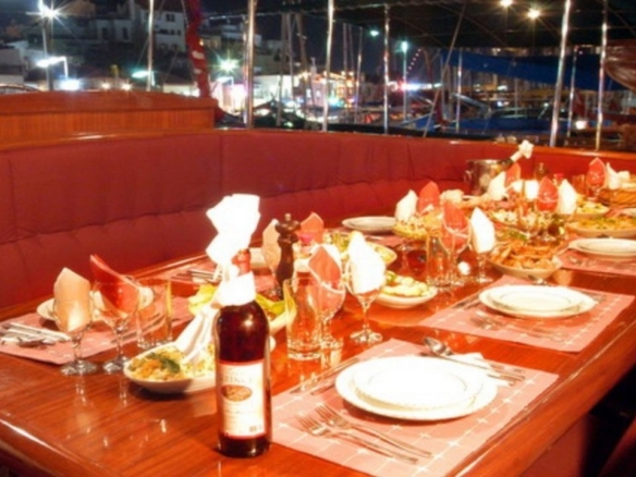 8 kabinli Çelik Es D Gulet ile Fethiye ve Marmaris çıkışlı lüks mavi yolculuk. Konforlu yat kiralama fırsatı.