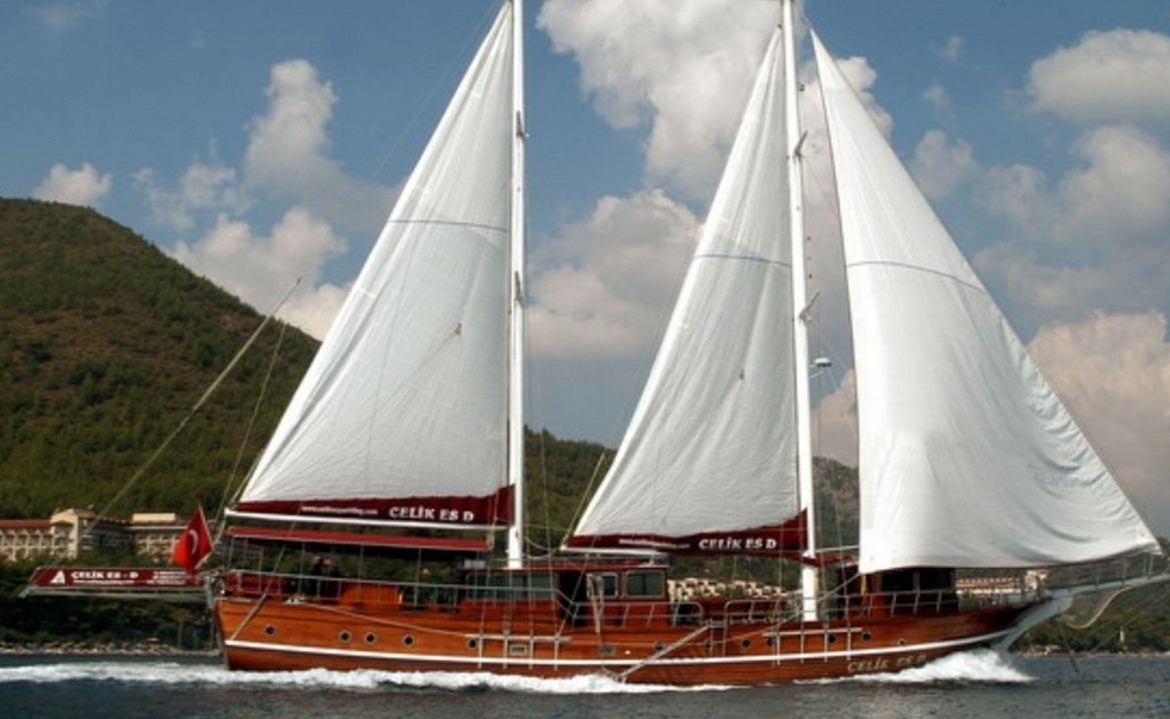 8 kabinli Çelik Es D Gulet ile Fethiye ve Marmaris çıkışlı lüks mavi yolculuk. Konforlu yat kiralama fırsatı.