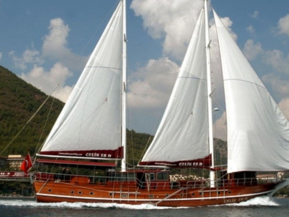 8 kabinli Çelik Es D Gulet ile Fethiye ve Marmaris çıkışlı lüks mavi yolculuk. Konforlu yat kiralama fırsatı.