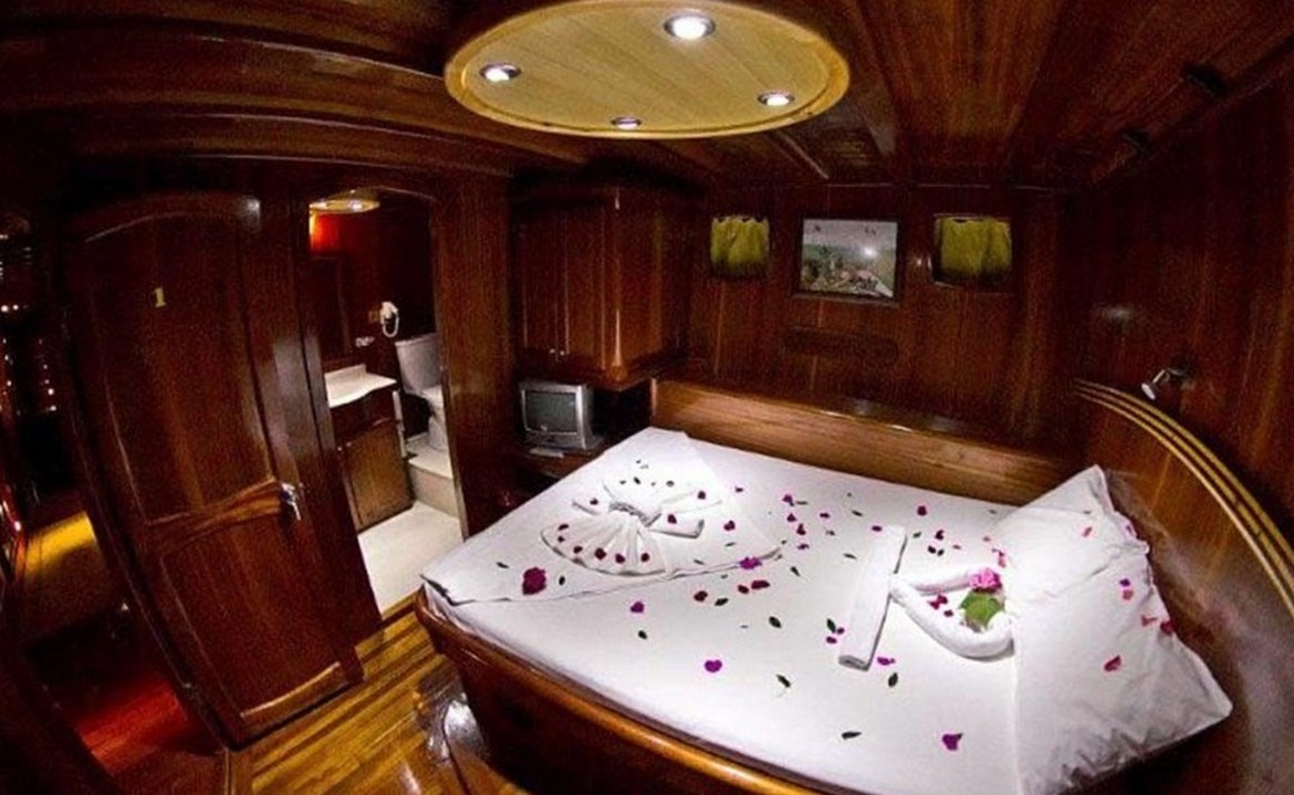 8 kabinli Çelik Es D Gulet ile Fethiye ve Marmaris çıkışlı lüks mavi yolculuk. Konforlu yat kiralama fırsatı.