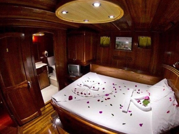 8 kabinli Çelik Es D Gulet ile Fethiye ve Marmaris çıkışlı lüks mavi yolculuk. Konforlu yat kiralama fırsatı.