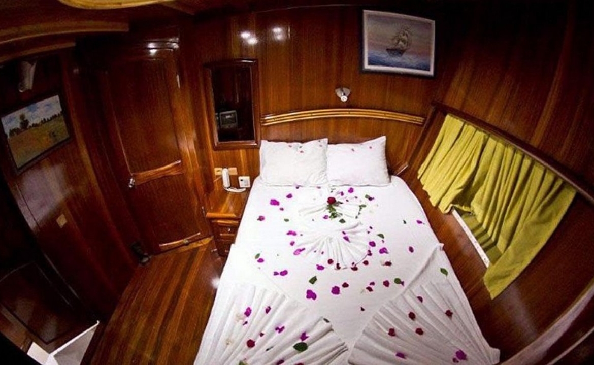 8 kabinli Çelik Es D Gulet ile Fethiye ve Marmaris çıkışlı lüks mavi yolculuk. Konforlu yat kiralama fırsatı.