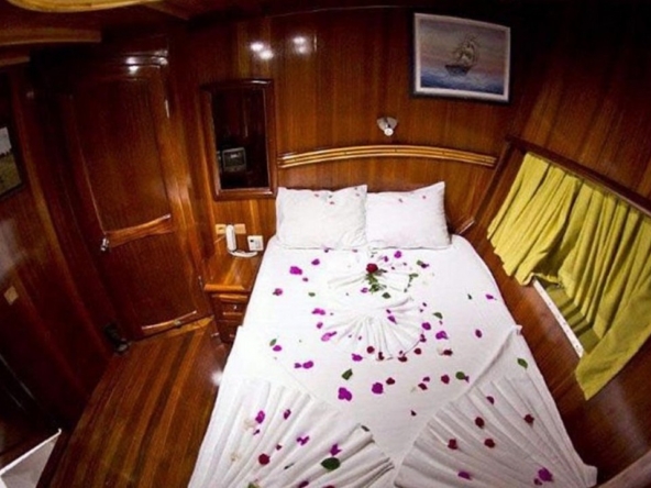 8 kabinli Çelik Es D Gulet ile Fethiye ve Marmaris çıkışlı lüks mavi yolculuk. Konforlu yat kiralama fırsatı.