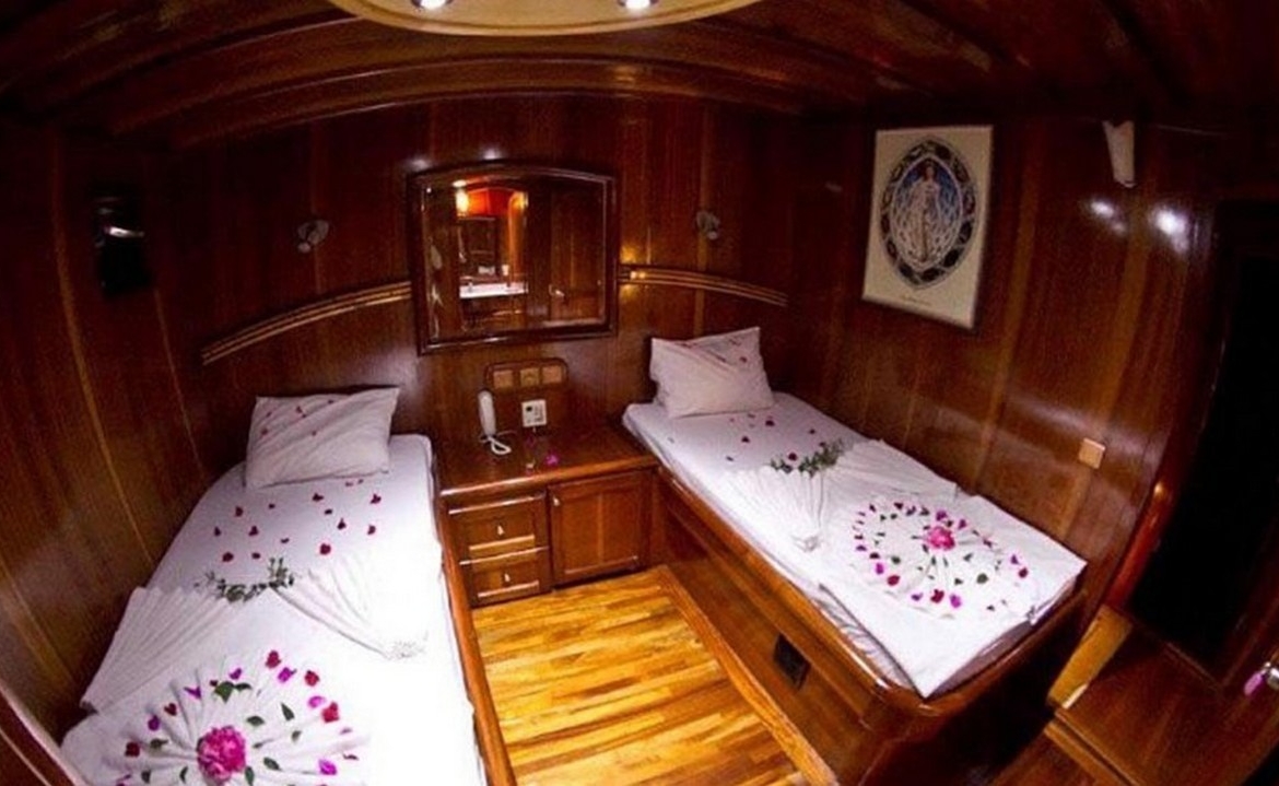 8 kabinli Çelik Es D Gulet ile Fethiye ve Marmaris çıkışlı lüks mavi yolculuk. Konforlu yat kiralama fırsatı.