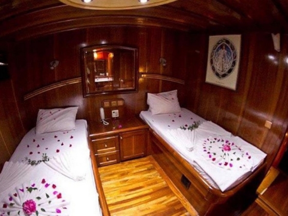 8 kabinli Çelik Es D Gulet ile Fethiye ve Marmaris çıkışlı lüks mavi yolculuk. Konforlu yat kiralama fırsatı.