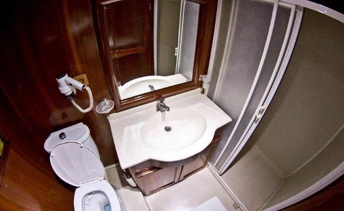 8 kabinli Çelik Es D Gulet ile Fethiye ve Marmaris çıkışlı lüks mavi yolculuk. Konforlu yat kiralama fırsatı.