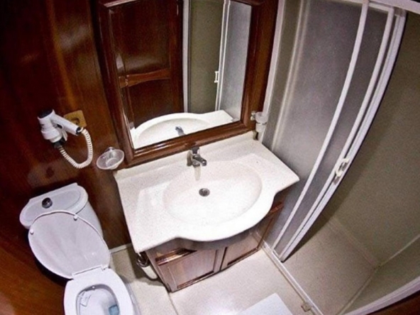 8 kabinli Çelik Es D Gulet ile Fethiye ve Marmaris çıkışlı lüks mavi yolculuk. Konforlu yat kiralama fırsatı.