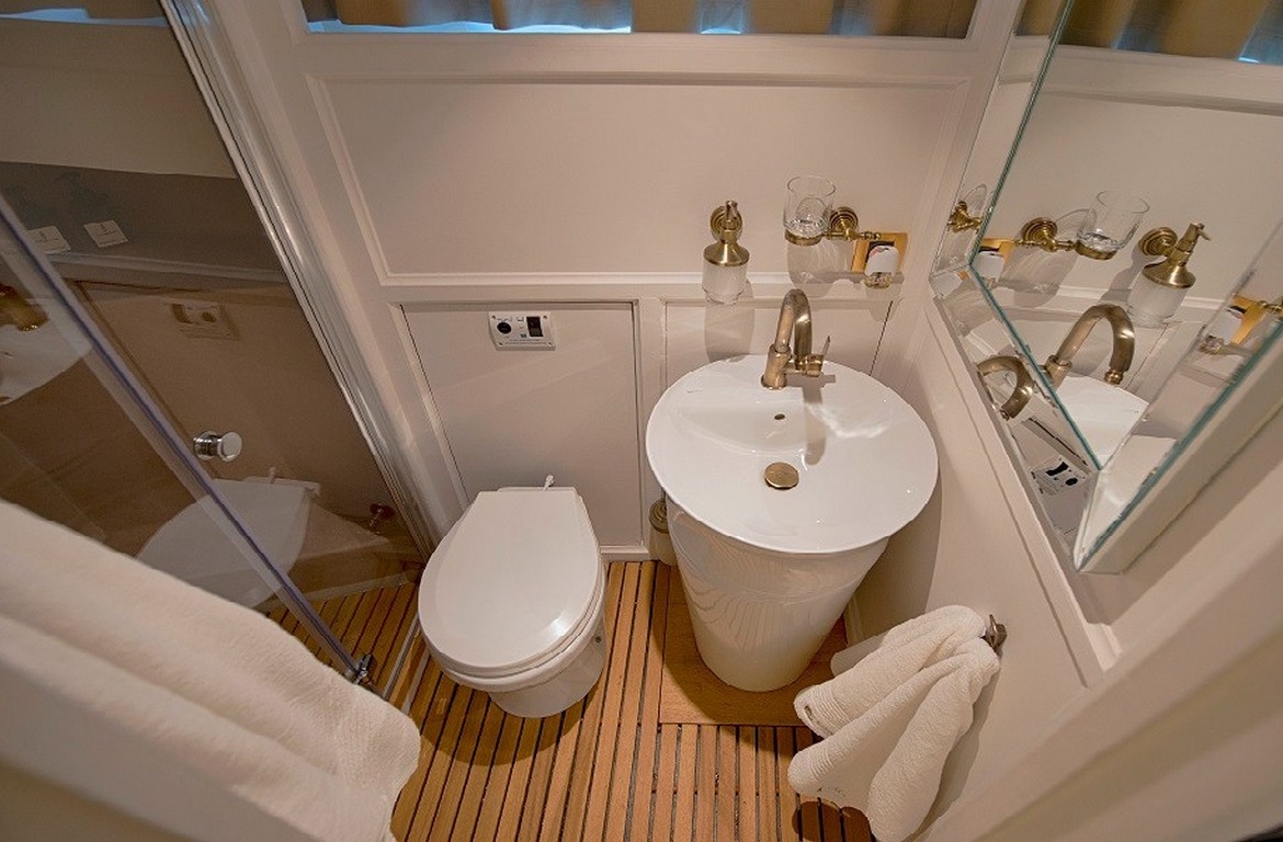 Cobra 3 Gulet ile Bodrum’dan başlayarak Ege ve Akdeniz’de lüks Mavi Tur deneyimi yaşayın. 24m, 6 kabinli, modern konfor ve su sporları ile ideal seçim.