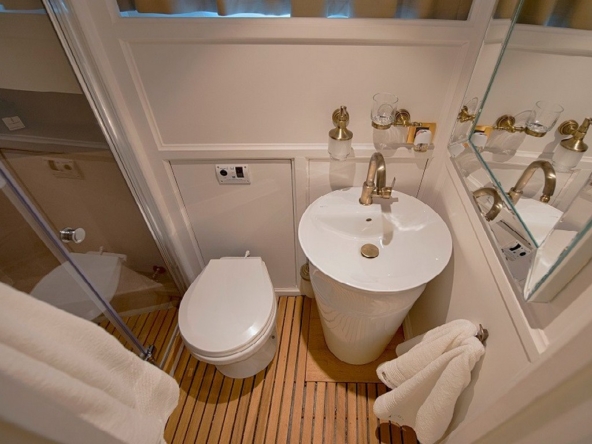 Cobra 3 Gulet ile Bodrum’dan başlayarak Ege ve Akdeniz’de lüks Mavi Tur deneyimi yaşayın. 24m, 6 kabinli, modern konfor ve su sporları ile ideal seçim.