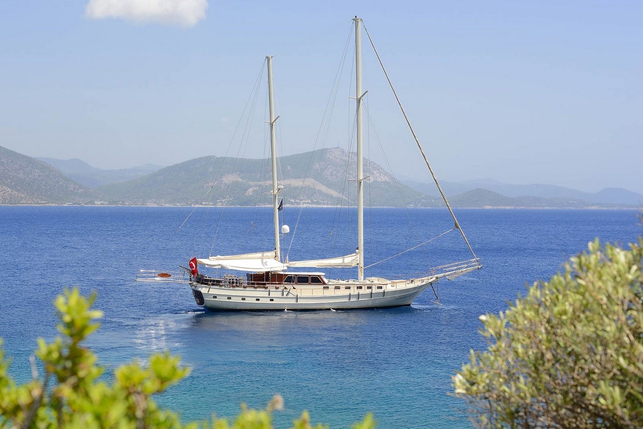 Cobra 3 Gulet ile Bodrum’dan başlayarak Ege ve Akdeniz’de lüks Mavi Tur deneyimi yaşayın. 24m, 6 kabinli, modern konfor ve su sporları ile ideal seçim.