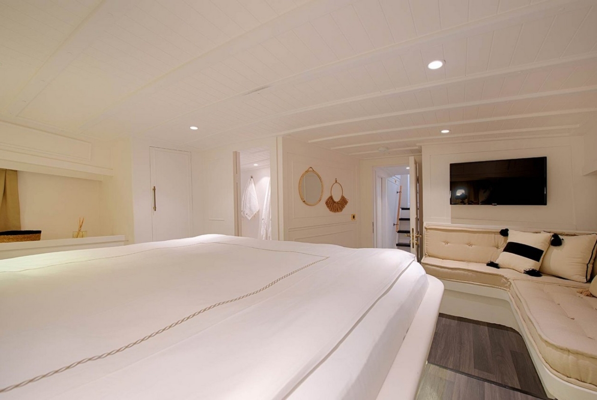 Cobra 3 Gulet ile Bodrum’dan başlayarak Ege ve Akdeniz’de lüks Mavi Tur deneyimi yaşayın. 24m, 6 kabinli, modern konfor ve su sporları ile ideal seçim.