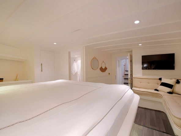 Cobra 3 Gulet ile Bodrum’dan başlayarak Ege ve Akdeniz’de lüks Mavi Tur deneyimi yaşayın. 24m, 6 kabinli, modern konfor ve su sporları ile ideal seçim.