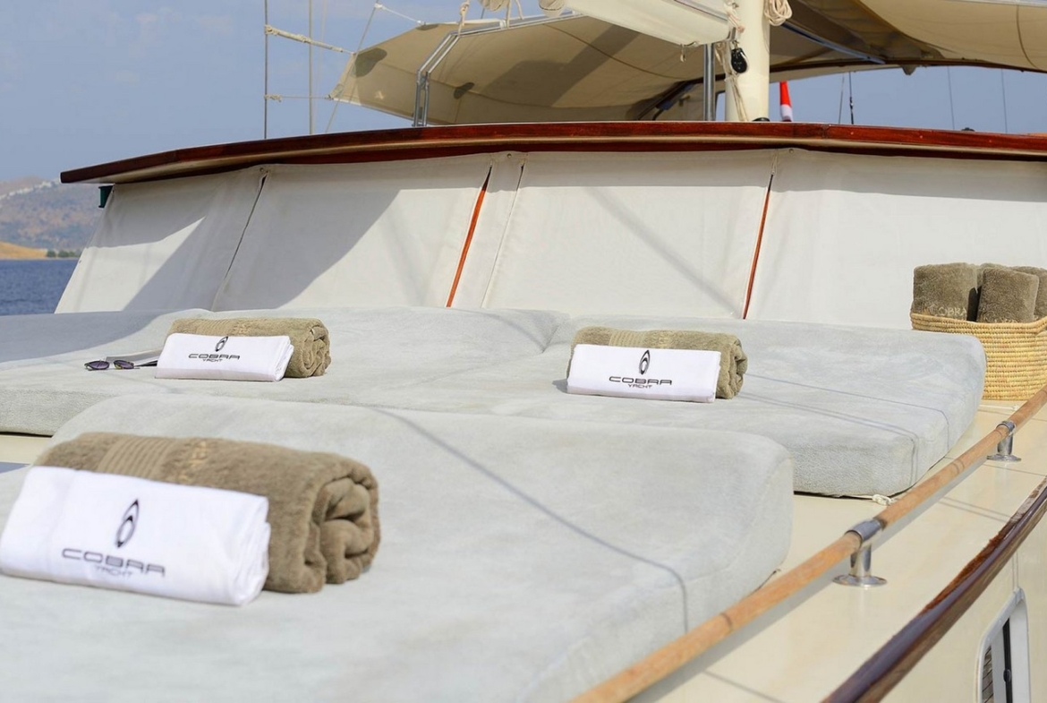 Cobra 3 Gulet ile Bodrum’dan başlayarak Ege ve Akdeniz’de lüks Mavi Tur deneyimi yaşayın. 24m, 6 kabinli, modern konfor ve su sporları ile ideal seçim.