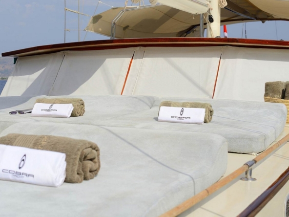 Cobra 3 Gulet ile Bodrum’dan başlayarak Ege ve Akdeniz’de lüks Mavi Tur deneyimi yaşayın. 24m, 6 kabinli, modern konfor ve su sporları ile ideal seçim.