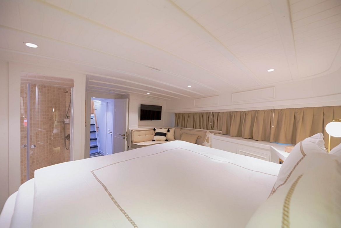 Cobra 3 Gulet ile Bodrum’dan başlayarak Ege ve Akdeniz’de lüks Mavi Tur deneyimi yaşayın. 24m, 6 kabinli, modern konfor ve su sporları ile ideal seçim.