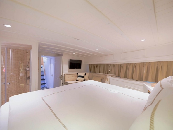 Cobra 3 Gulet ile Bodrum’dan başlayarak Ege ve Akdeniz’de lüks Mavi Tur deneyimi yaşayın. 24m, 6 kabinli, modern konfor ve su sporları ile ideal seçim.