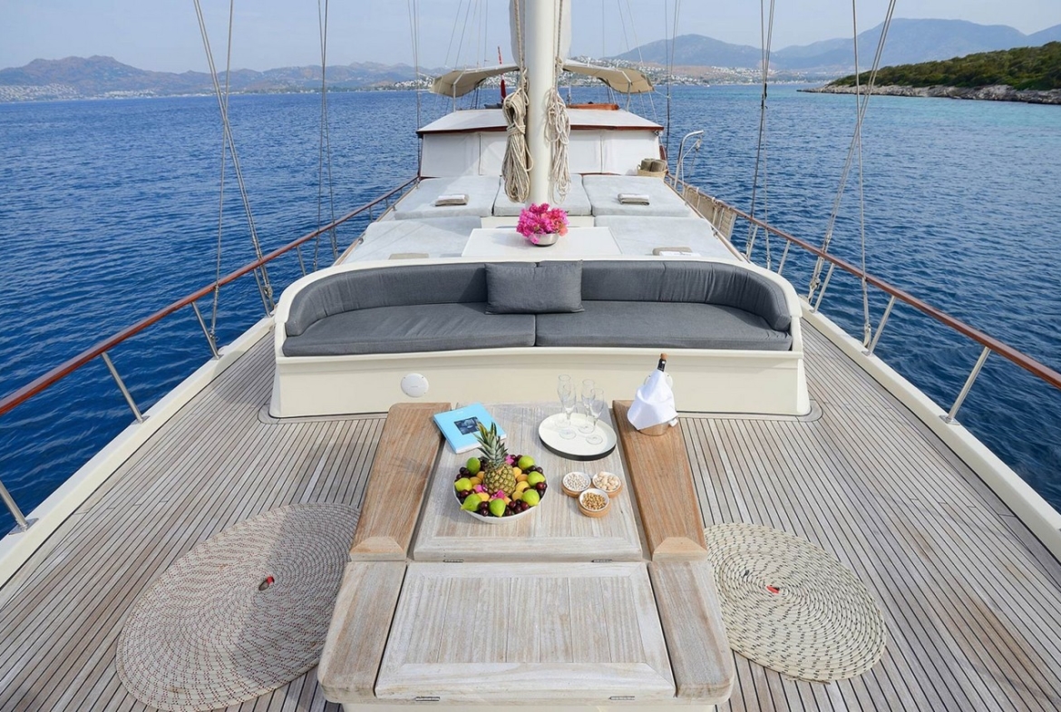 Cobra 3 Gulet ile Bodrum’dan başlayarak Ege ve Akdeniz’de lüks Mavi Tur deneyimi yaşayın. 24m, 6 kabinli, modern konfor ve su sporları ile ideal seçim.