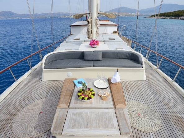 Cobra 3 Gulet ile Bodrum’dan başlayarak Ege ve Akdeniz’de lüks Mavi Tur deneyimi yaşayın. 24m, 6 kabinli, modern konfor ve su sporları ile ideal seçim.