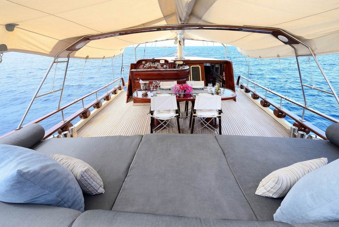 Cobra 3 Gulet ile Bodrum’dan başlayarak Ege ve Akdeniz’de lüks Mavi Tur deneyimi yaşayın. 24m, 6 kabinli, modern konfor ve su sporları ile ideal seçim.