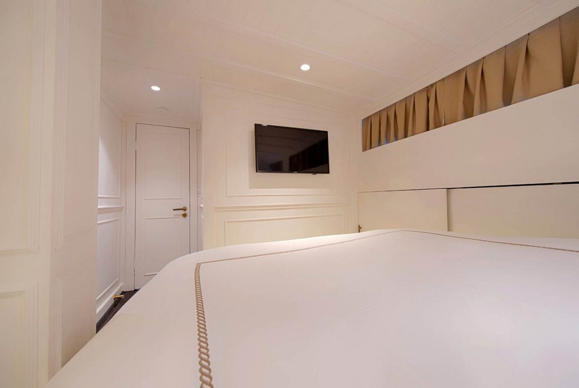 Cobra 3 Gulet ile Bodrum’dan başlayarak Ege ve Akdeniz’de lüks Mavi Tur deneyimi yaşayın. 24m, 6 kabinli, modern konfor ve su sporları ile ideal seçim.