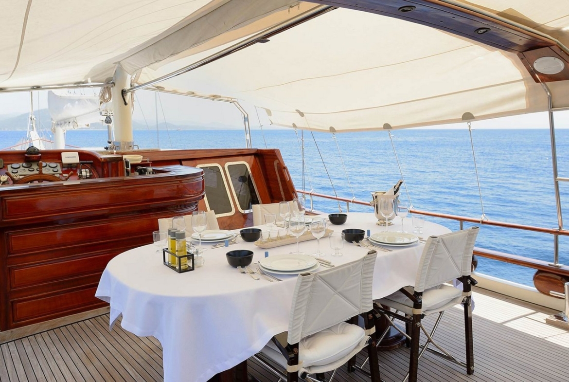 Cobra 3 Gulet ile Bodrum’dan başlayarak Ege ve Akdeniz’de lüks Mavi Tur deneyimi yaşayın. 24m, 6 kabinli, modern konfor ve su sporları ile ideal seçim.