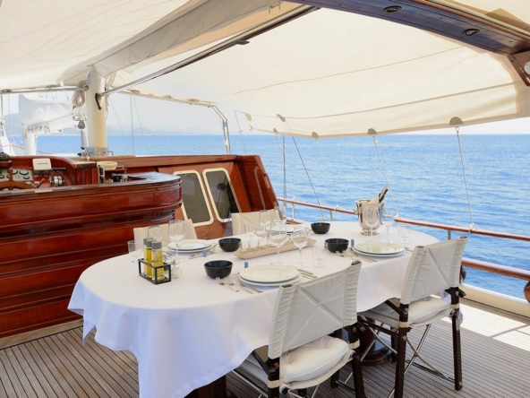 Cobra 3 Gulet ile Bodrum’dan başlayarak Ege ve Akdeniz’de lüks Mavi Tur deneyimi yaşayın. 24m, 6 kabinli, modern konfor ve su sporları ile ideal seçim.