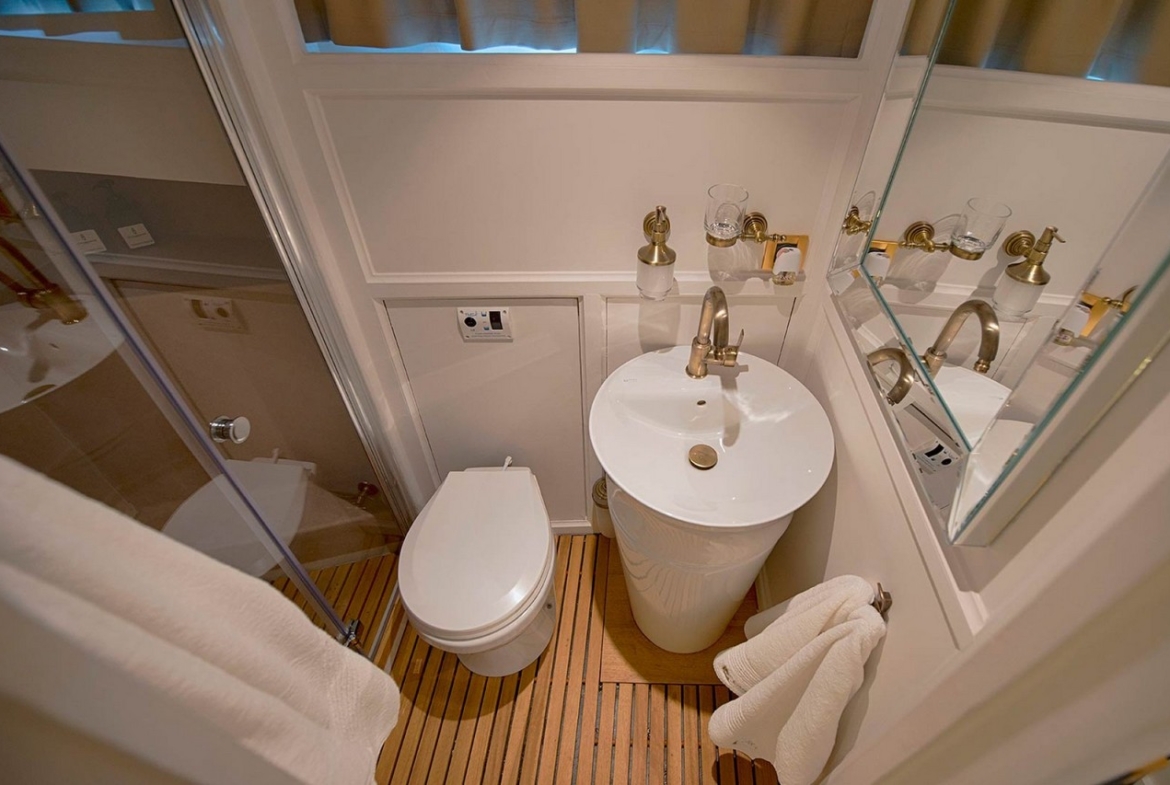 Cobra 3 Gulet ile Bodrum’dan başlayarak Ege ve Akdeniz’de lüks Mavi Tur deneyimi yaşayın. 24m, 6 kabinli, modern konfor ve su sporları ile ideal seçim.