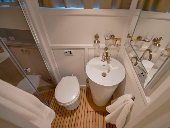 Cobra 3 Gulet ile Bodrum’dan başlayarak Ege ve Akdeniz’de lüks Mavi Tur deneyimi yaşayın. 24m, 6 kabinli, modern konfor ve su sporları ile ideal seçim.