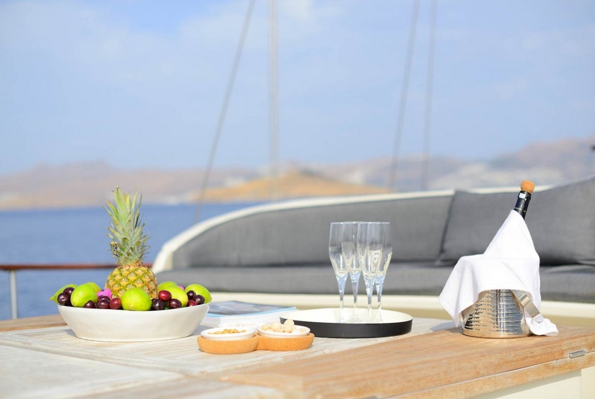 Cobra 3 Gulet ile Bodrum’dan başlayarak Ege ve Akdeniz’de lüks Mavi Tur deneyimi yaşayın. 24m, 6 kabinli, modern konfor ve su sporları ile ideal seçim.