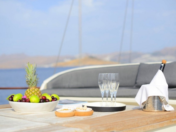 Cobra 3 Gulet ile Bodrum’dan başlayarak Ege ve Akdeniz’de lüks Mavi Tur deneyimi yaşayın. 24m, 6 kabinli, modern konfor ve su sporları ile ideal seçim.