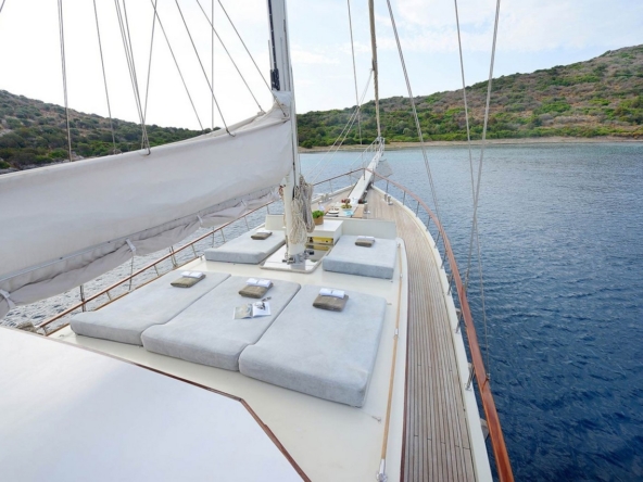 Cobra 3 Gulet ile Bodrum’dan başlayarak Ege ve Akdeniz’de lüks Mavi Tur deneyimi yaşayın. 24m, 6 kabinli, modern konfor ve su sporları ile ideal seçim.