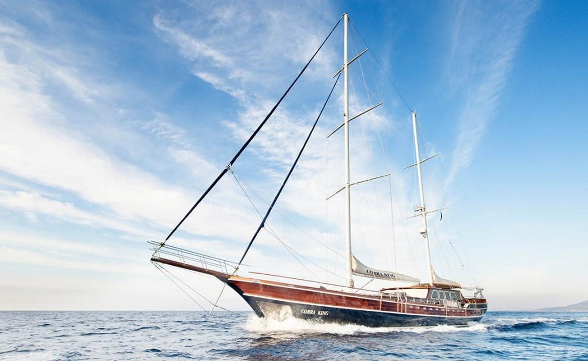 Ege ve Akdeniz’in saklı koylarında 5 kabinli Cobra King Gulet ile özel ve lüks bir mavi tur deneyimi. Profesyonel 6 kişilik mürettebat eşliğinde unutulmaz bir deniz tatili.
