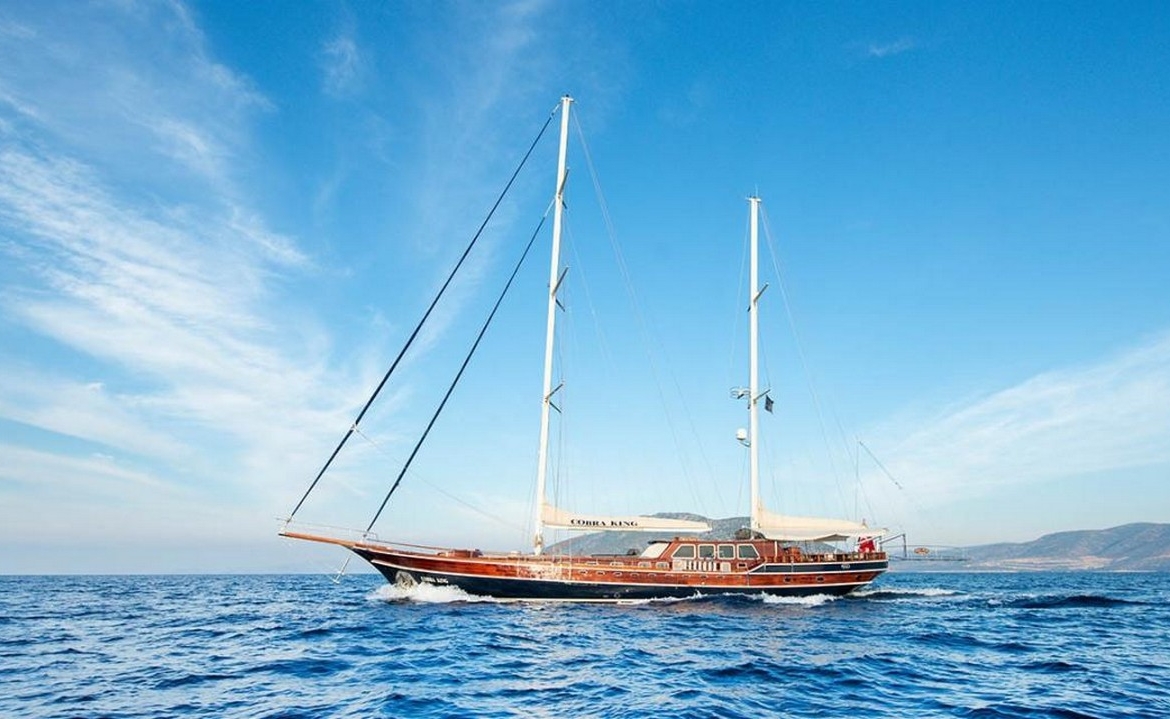 Ege ve Akdeniz’in saklı koylarında 5 kabinli Cobra King Gulet ile özel ve lüks bir mavi tur deneyimi. Profesyonel 6 kişilik mürettebat eşliğinde unutulmaz bir deniz tatili.