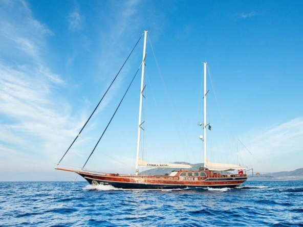 Ege ve Akdeniz’in saklı koylarında 5 kabinli Cobra King Gulet ile özel ve lüks bir mavi tur deneyimi. Profesyonel 6 kişilik mürettebat eşliğinde unutulmaz bir deniz tatili.