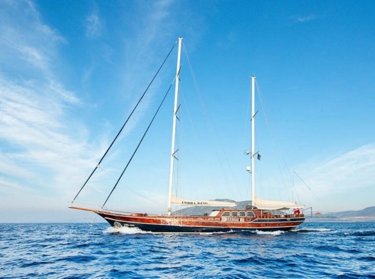 Ege ve Akdeniz’in saklı koylarında 5 kabinli Cobra King Gulet ile özel ve lüks bir mavi tur deneyimi. Profesyonel 6 kişilik mürettebat eşliğinde unutulmaz bir deniz tatili.