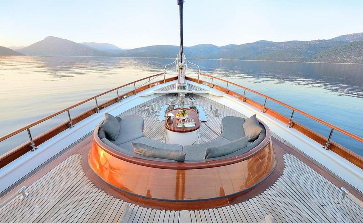 Ege ve Akdeniz’in saklı koylarında 5 kabinli Cobra King Gulet ile özel ve lüks bir mavi tur deneyimi. Profesyonel 6 kişilik mürettebat eşliğinde unutulmaz bir deniz tatili.