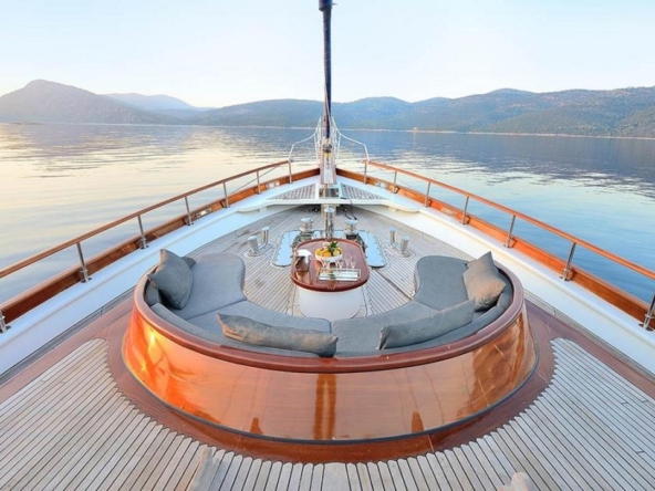 Ege ve Akdeniz’in saklı koylarında 5 kabinli Cobra King Gulet ile özel ve lüks bir mavi tur deneyimi. Profesyonel 6 kişilik mürettebat eşliğinde unutulmaz bir deniz tatili.