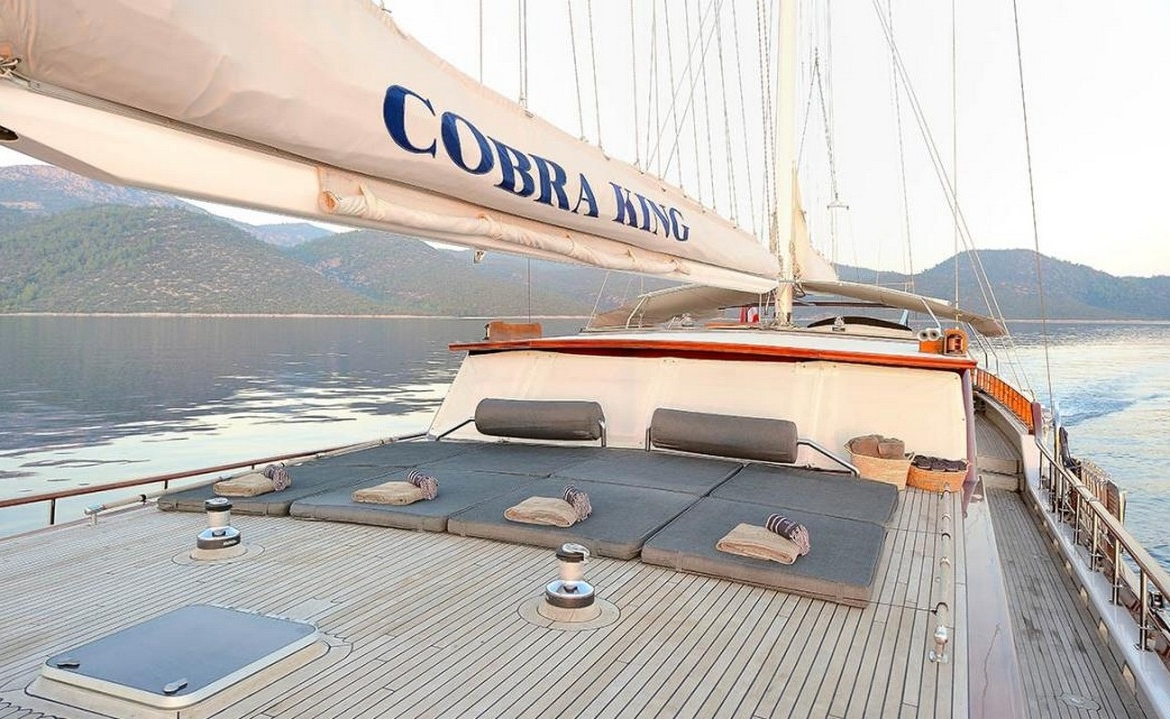 Ege ve Akdeniz’in saklı koylarında 5 kabinli Cobra King Gulet ile özel ve lüks bir mavi tur deneyimi. Profesyonel 6 kişilik mürettebat eşliğinde unutulmaz bir deniz tatili.