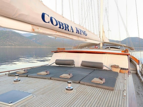 Ege ve Akdeniz’in saklı koylarında 5 kabinli Cobra King Gulet ile özel ve lüks bir mavi tur deneyimi. Profesyonel 6 kişilik mürettebat eşliğinde unutulmaz bir deniz tatili.