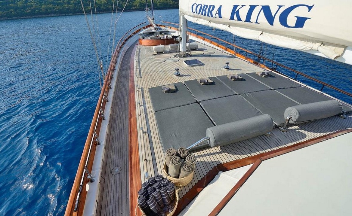 Ege ve Akdeniz’in saklı koylarında 5 kabinli Cobra King Gulet ile özel ve lüks bir mavi tur deneyimi. Profesyonel 6 kişilik mürettebat eşliğinde unutulmaz bir deniz tatili.