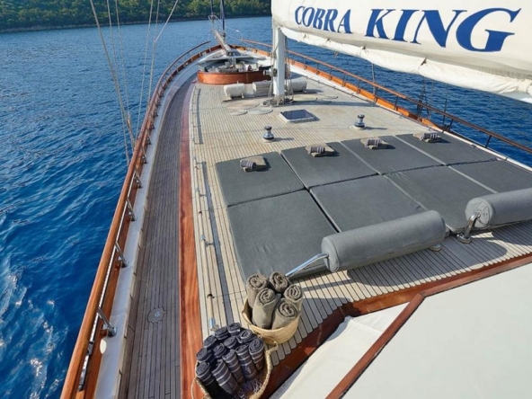 Ege ve Akdeniz’in saklı koylarında 5 kabinli Cobra King Gulet ile özel ve lüks bir mavi tur deneyimi. Profesyonel 6 kişilik mürettebat eşliğinde unutulmaz bir deniz tatili.