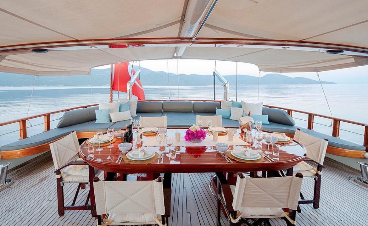 Ege ve Akdeniz’in saklı koylarında 5 kabinli Cobra King Gulet ile özel ve lüks bir mavi tur deneyimi. Profesyonel 6 kişilik mürettebat eşliğinde unutulmaz bir deniz tatili.