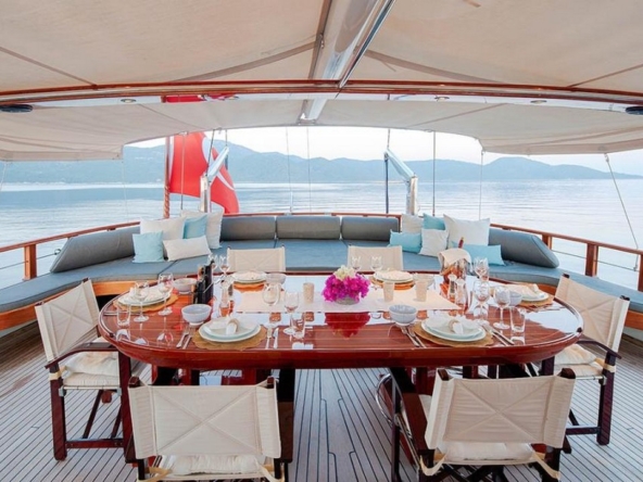 Ege ve Akdeniz’in saklı koylarında 5 kabinli Cobra King Gulet ile özel ve lüks bir mavi tur deneyimi. Profesyonel 6 kişilik mürettebat eşliğinde unutulmaz bir deniz tatili.