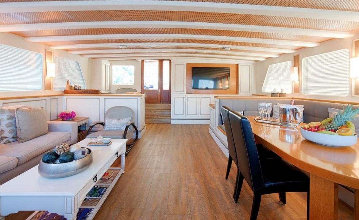 Ege ve Akdeniz’in saklı koylarında 5 kabinli Cobra King Gulet ile özel ve lüks bir mavi tur deneyimi. Profesyonel 6 kişilik mürettebat eşliğinde unutulmaz bir deniz tatili.